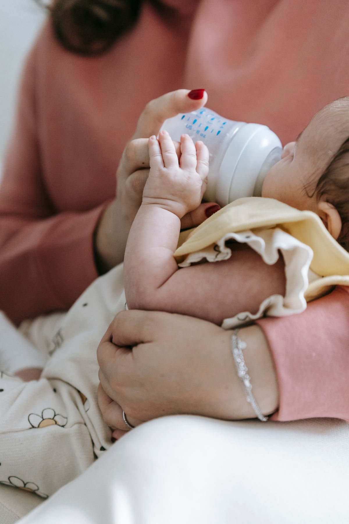 Mẹ cho em bé sơ sinh ăn — khoảnh khắc gần gũi tại nhà